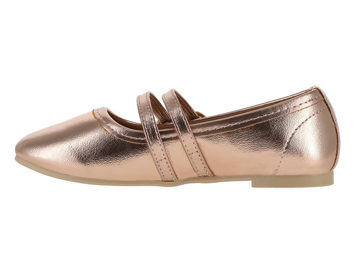 Zapato plano para niña en color oro rosado metálico con dos correas y hebillas decorativas.