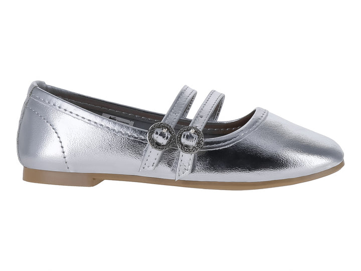 Zapato plano color plata metálico con dos correas y hebillas decorativas.