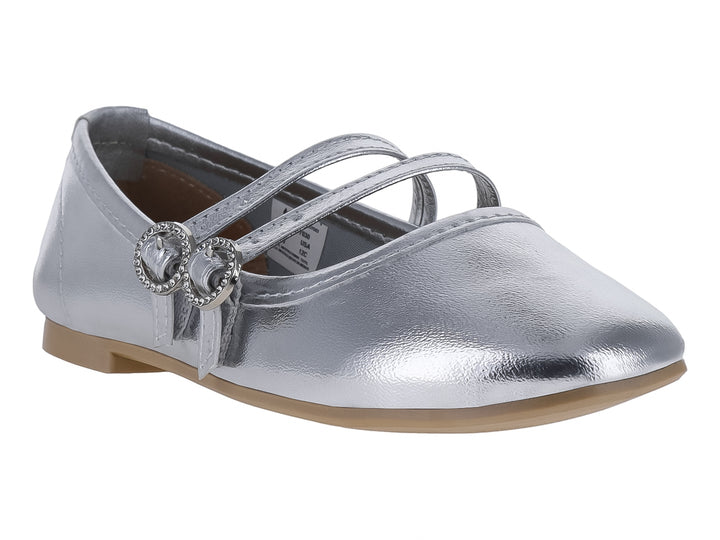 Zapato plano color plata metálico con dos correas y hebillas decorativas.