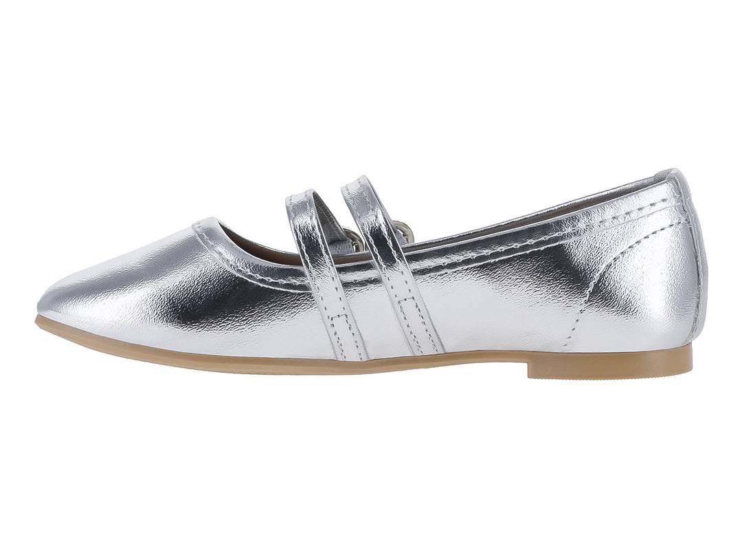 Zapato plano color plata metálico con dos correas y hebillas decorativas.