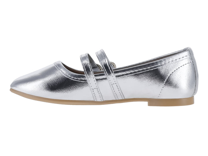 Zapato plano color plata metálico con dos correas y hebillas decorativas.