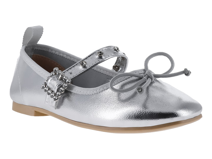 Zapato plano plateado brillante para niña con correa y moño decorativo.