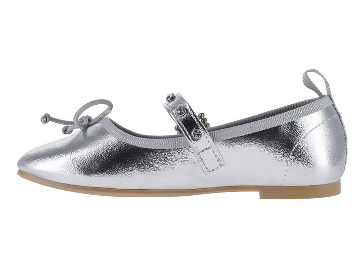 Zapato plano plateado brillante para niña con correa y moño decorativo.