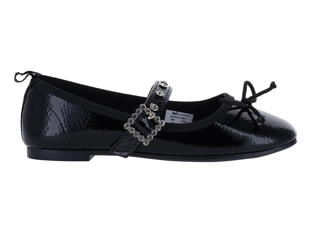 Zapato plano de charol negro brillante con hebilla plateada y moño decorativo.