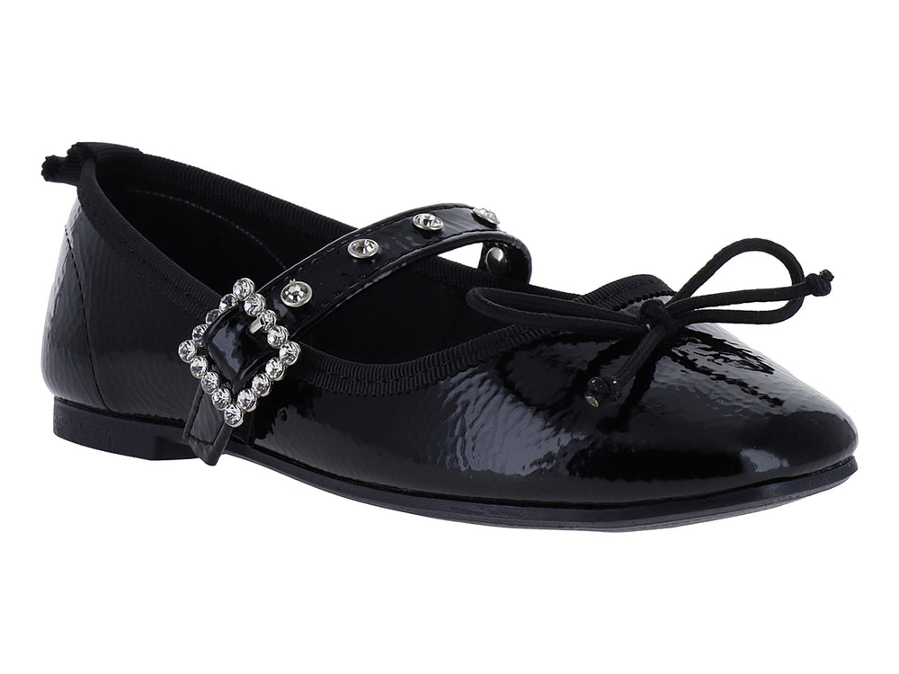 Zapato plano de charol negro brillante con hebilla plateada y moño decorativo.