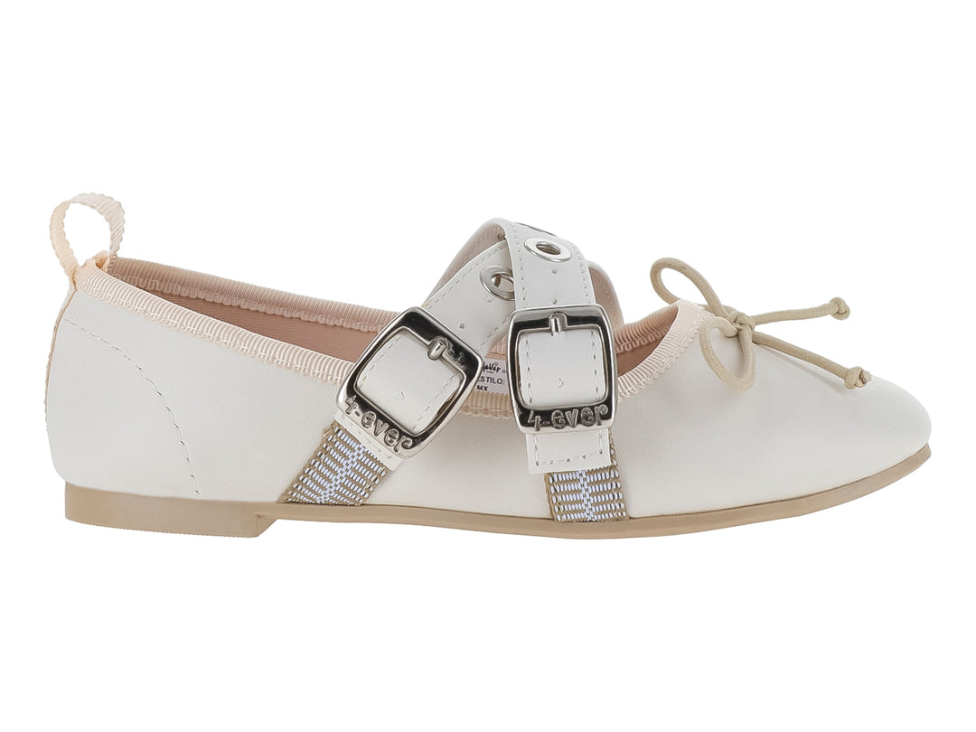 Zapato plano color latte para niña con doble correa de hebilla y detalle de moño en la punta.