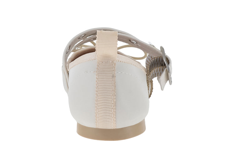 Zapato plano color latte para niña con doble correa de hebilla y detalle de moño en la punta.