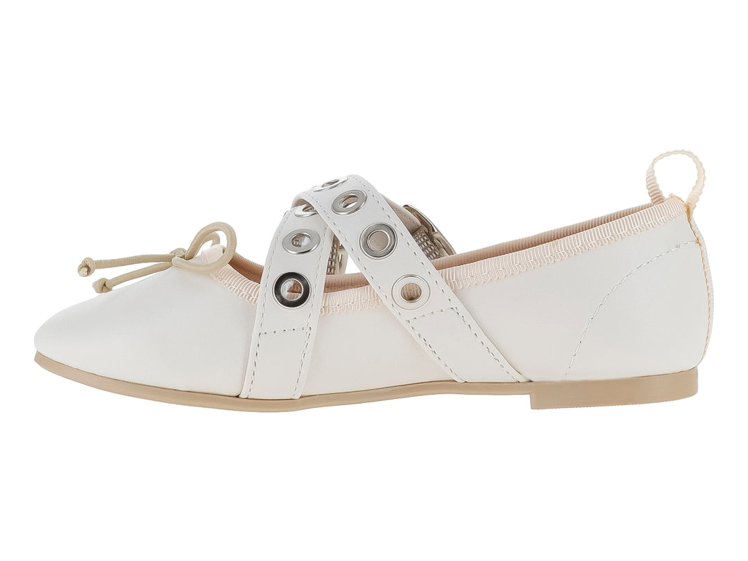 Zapato plano color latte para niña con doble correa de hebilla y detalle de moño en la punta.