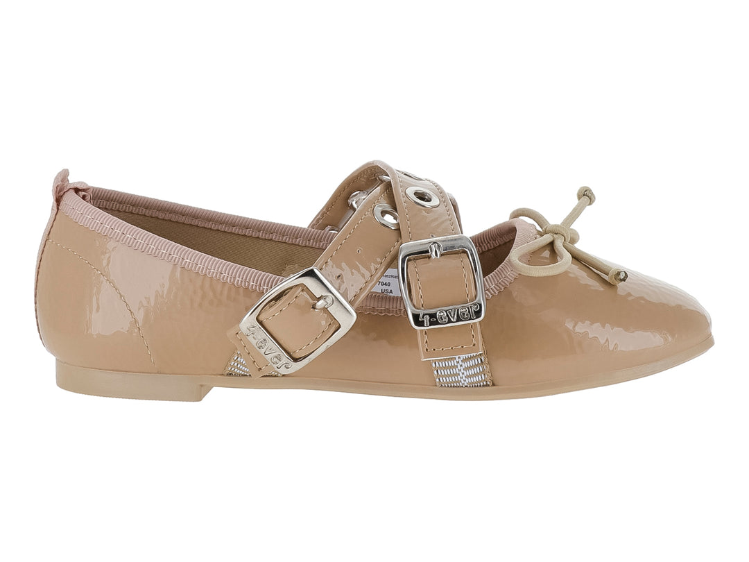 Zapato plano color beige de charol brillante con dos hebillas y un pequeño moño en la punta.