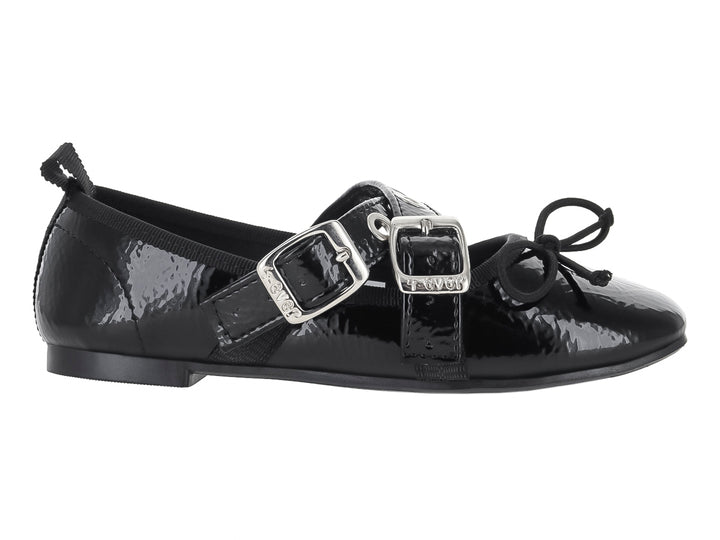 Zapato plano de charol negro con dos hebillas plateadas y un moño decorativo en la punta.