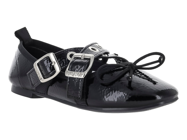 Zapato plano de charol negro con dos hebillas plateadas y un moño decorativo en la punta.