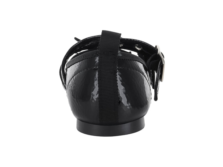 Zapato plano de charol negro con dos hebillas plateadas y un moño decorativo en la punta.