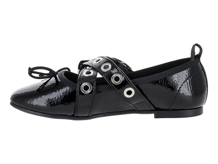 Zapato plano de charol negro con dos hebillas plateadas y un moño decorativo en la punta.
