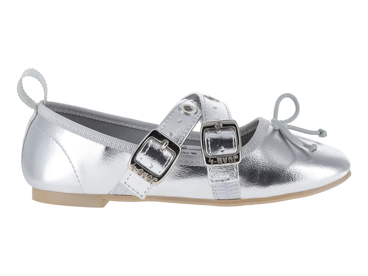 Zapato plano plateado con dos hebillas y un moño decorativo en la punta.