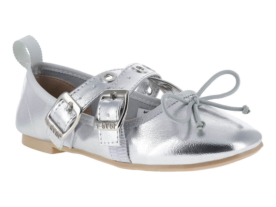 Zapato plano plateado con dos hebillas y un moño decorativo en la punta.