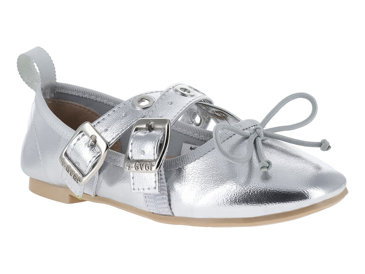 Zapato plano plateado con dos hebillas y un moño decorativo en la punta.