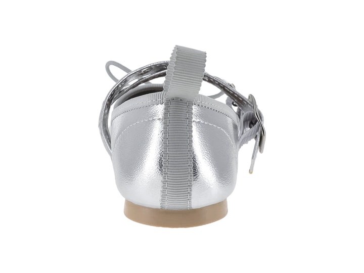 Zapato plano plateado con dos hebillas y un moño decorativo en la punta.