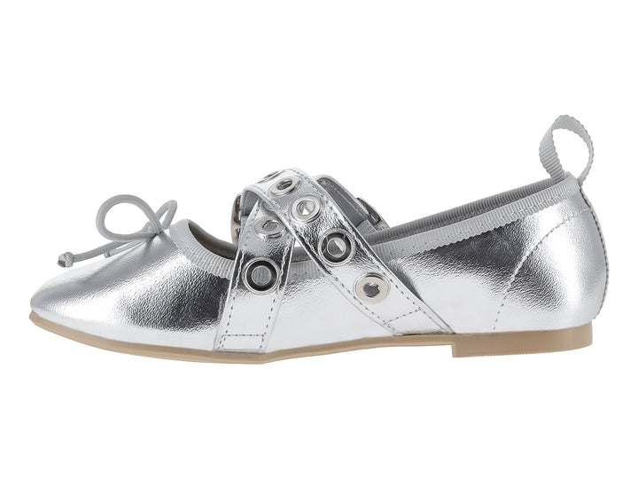 Zapato plano plateado con dos hebillas y un moño decorativo en la punta.