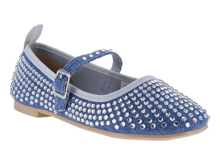 Zapato plano azul cielo con pedrería brillante y correa con hebilla.