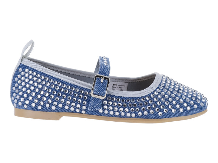 Zapato plano azul cielo con pedrería brillante y correa con hebilla.