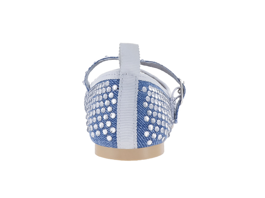 Zapato plano azul cielo con pedrería brillante y correa con hebilla.
