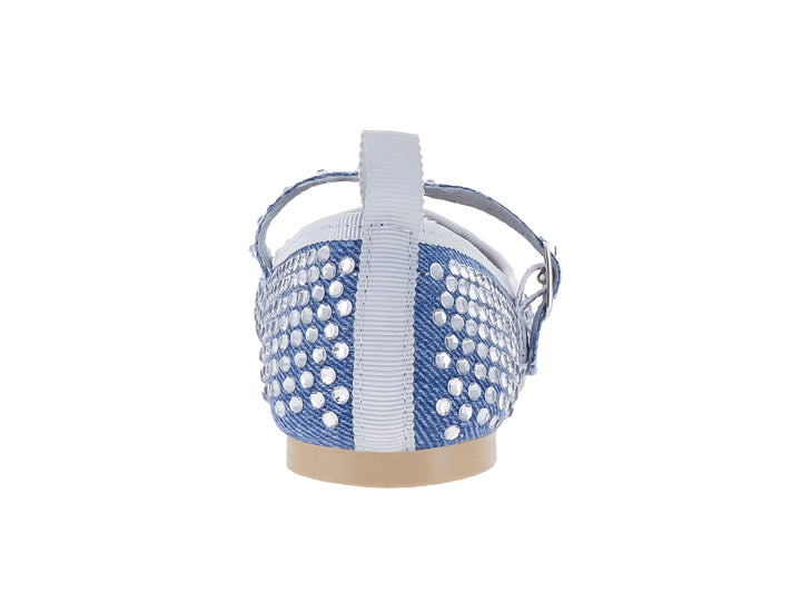 Zapato plano azul cielo con pedrería brillante y correa con hebilla.