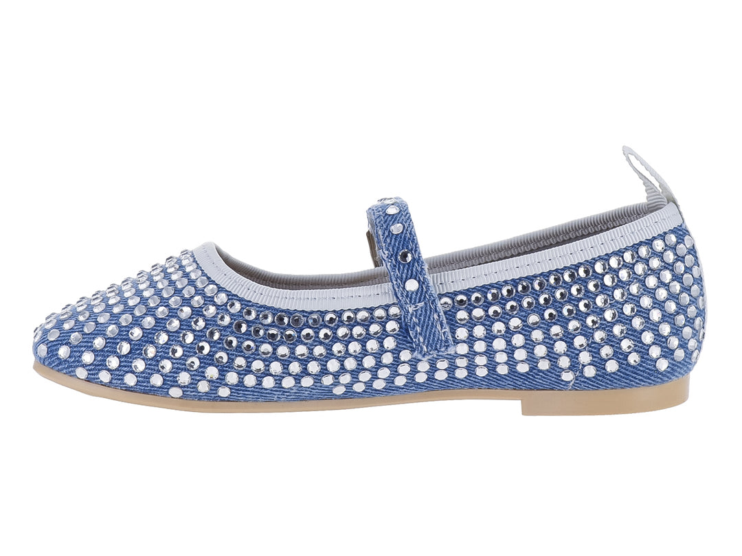 Zapato plano azul cielo con pedrería brillante y correa con hebilla.