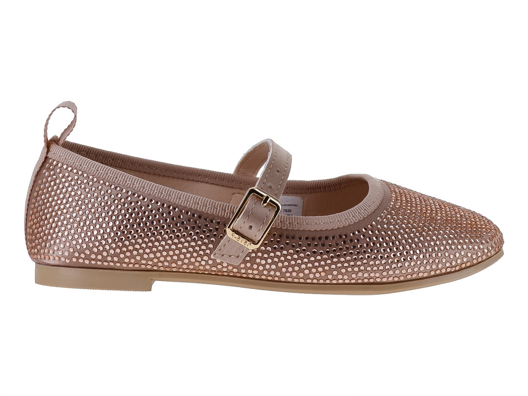 Zapato plano tipo balerina color oro rosa con acabado brillante y correa con hebilla.