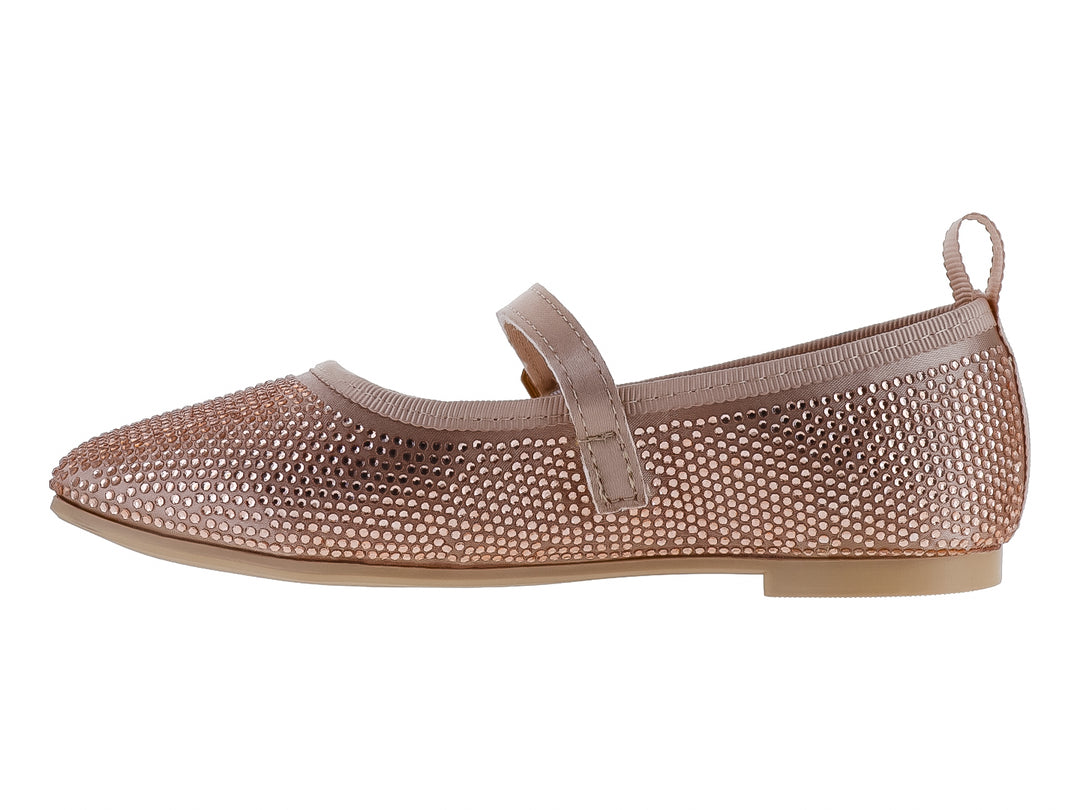 Zapato plano tipo balerina color oro rosa con acabado brillante y correa con hebilla.