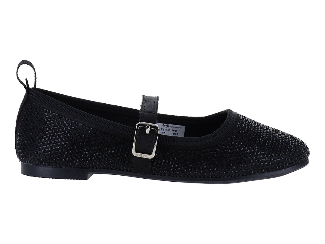 Zapato plano negro con textura brillante, correa y hebilla plateada.