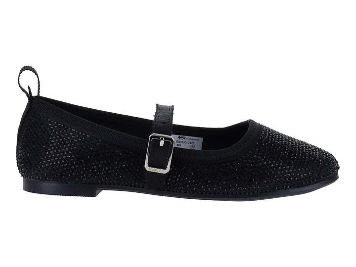 Zapato plano negro con textura brillante, correa y hebilla plateada.