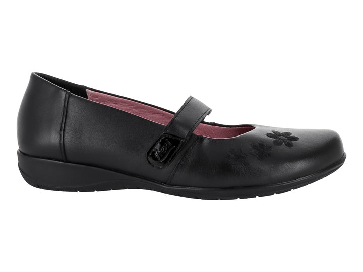 Zapato negro para niña marca Flexi con correa ajustable y detalle de flor en la punta.