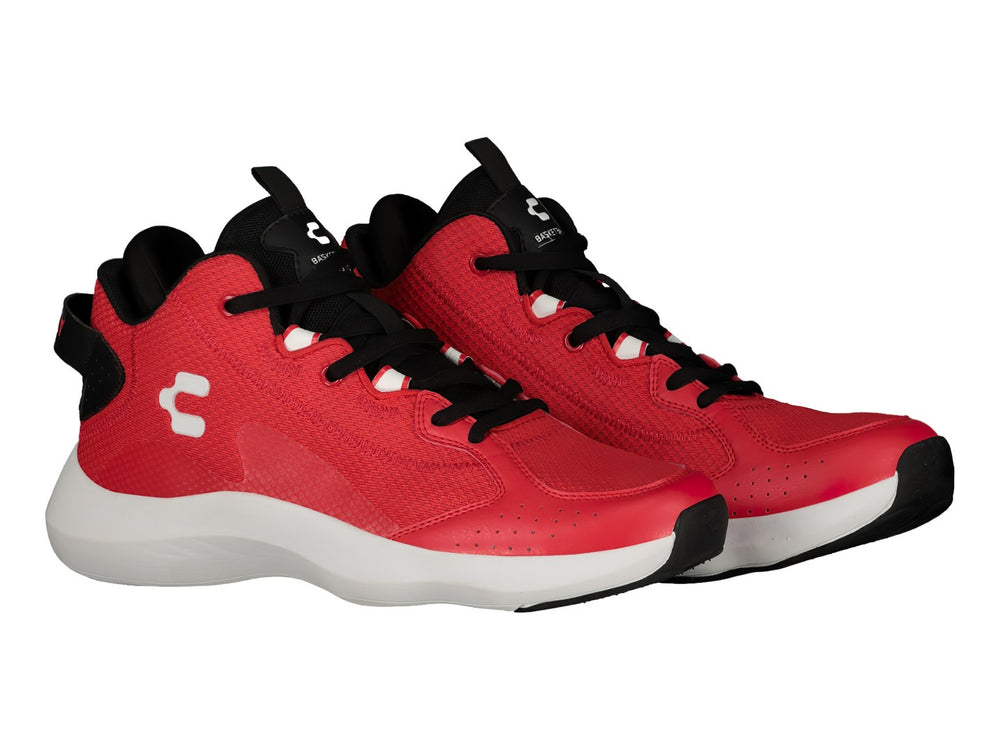 Tenis de baloncesto marca Charly en color rojo con detalles en negro y suela blanca.