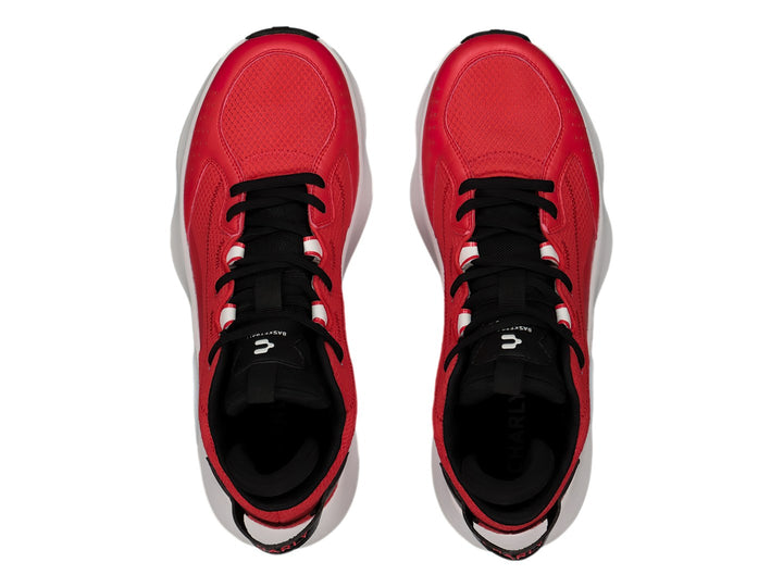 Tenis de baloncesto marca Charly en color rojo con detalles en negro y suela blanca.