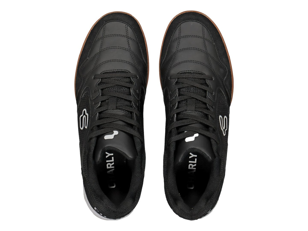 Tenis deportivos Charly en color negro con suela color miel y entresuela blanca.
