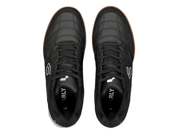 Tenis deportivos Charly en color negro con suela color miel y entresuela blanca.