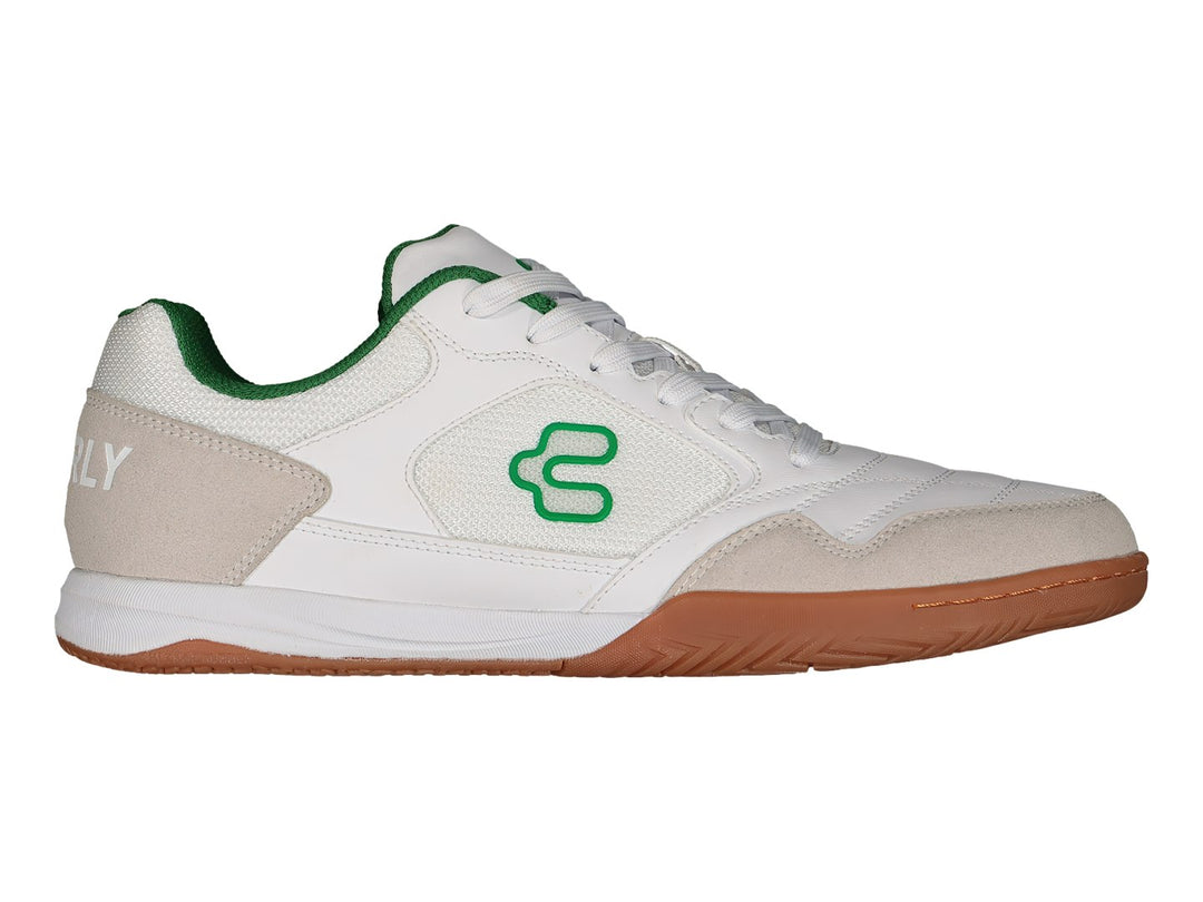 Tenis deportivos Charly blancos con detalles verdes y suela color café.