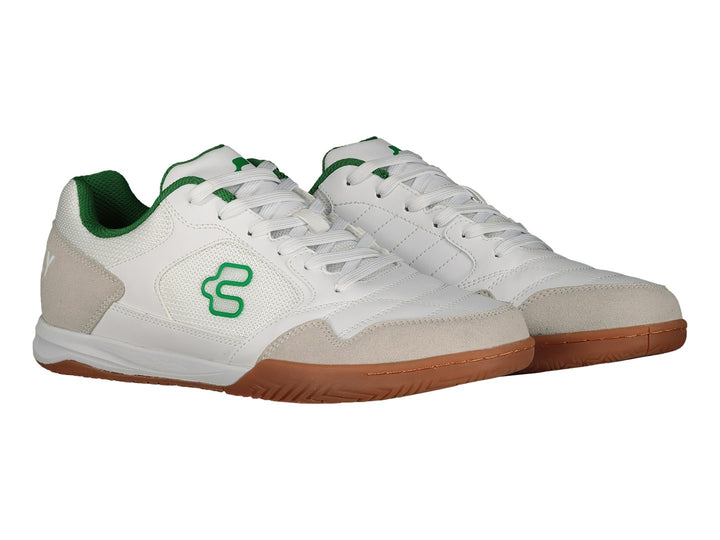 Tenis deportivos Charly blancos con detalles verdes y suela color café.