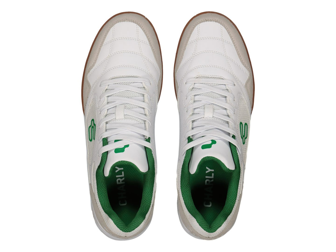 Tenis deportivos Charly blancos con detalles verdes y suela color café.