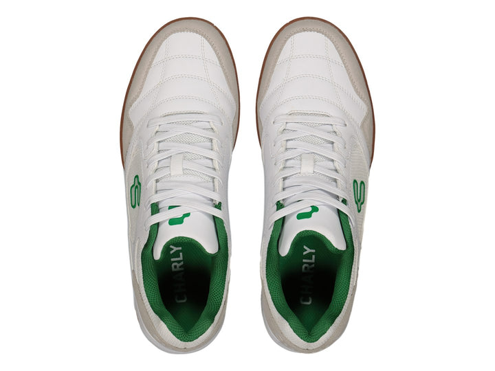 Tenis deportivos Charly blancos con detalles verdes y suela color café.