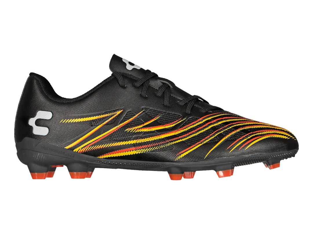Calzado de fútbol Charly negro con diseño de llamas en naranja y amarillo y tacos naranjas.
