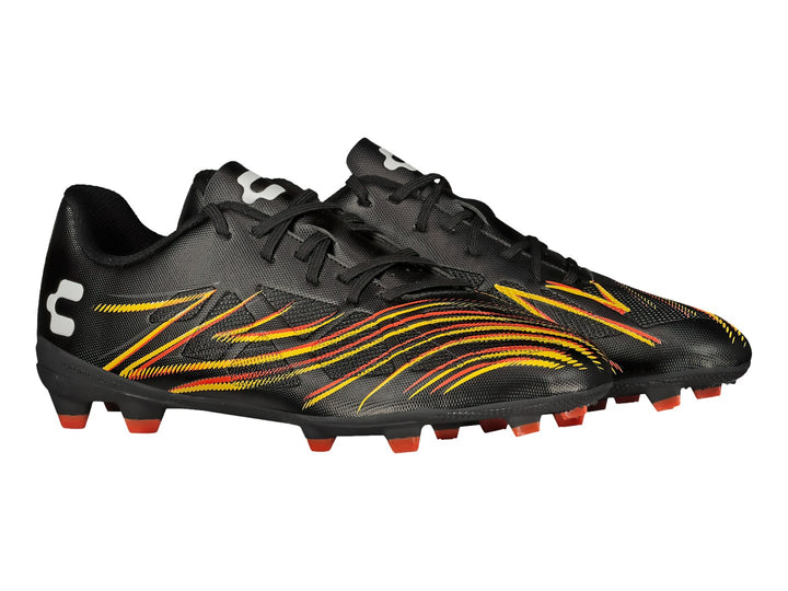 Calzado de fútbol Charly negro con diseño de llamas en naranja y amarillo y tacos naranjas.