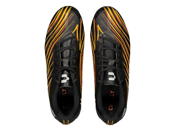 Calzado de fútbol Charly negro con diseño de llamas en naranja y amarillo y tacos naranjas.