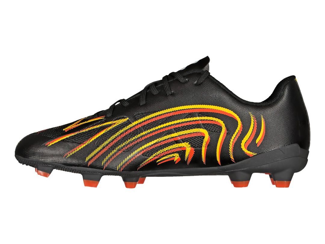 Calzado de fútbol Charly negro con diseño de llamas en naranja y amarillo y tacos naranjas.