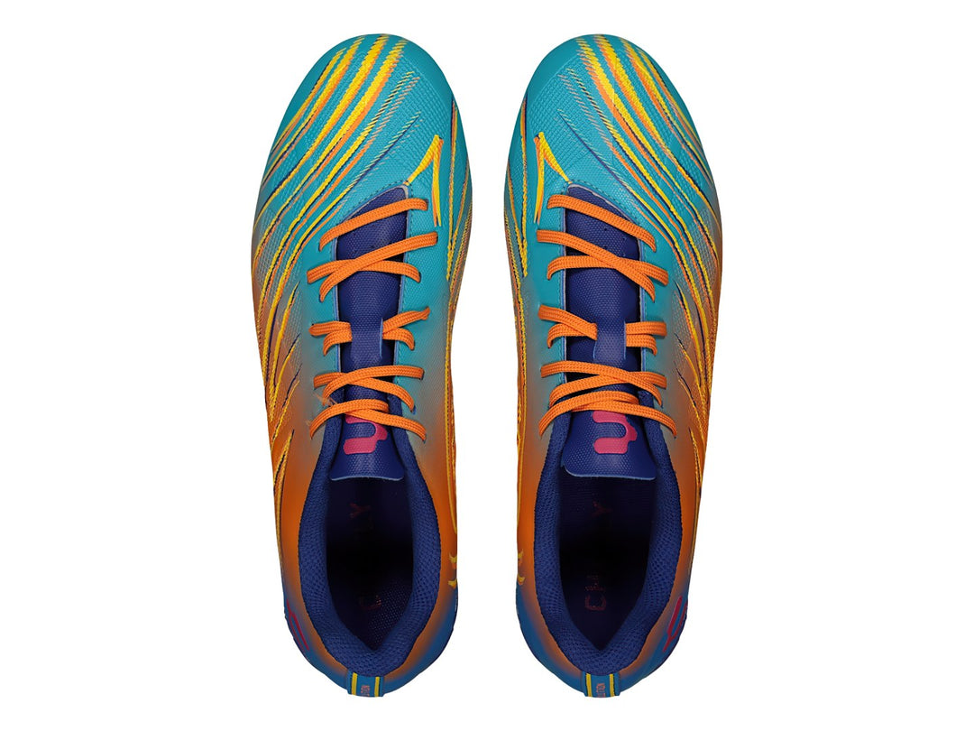 Botas de fútbol Charly con diseño degradado en colores naranja, azul y amarillo y suela con tacos.