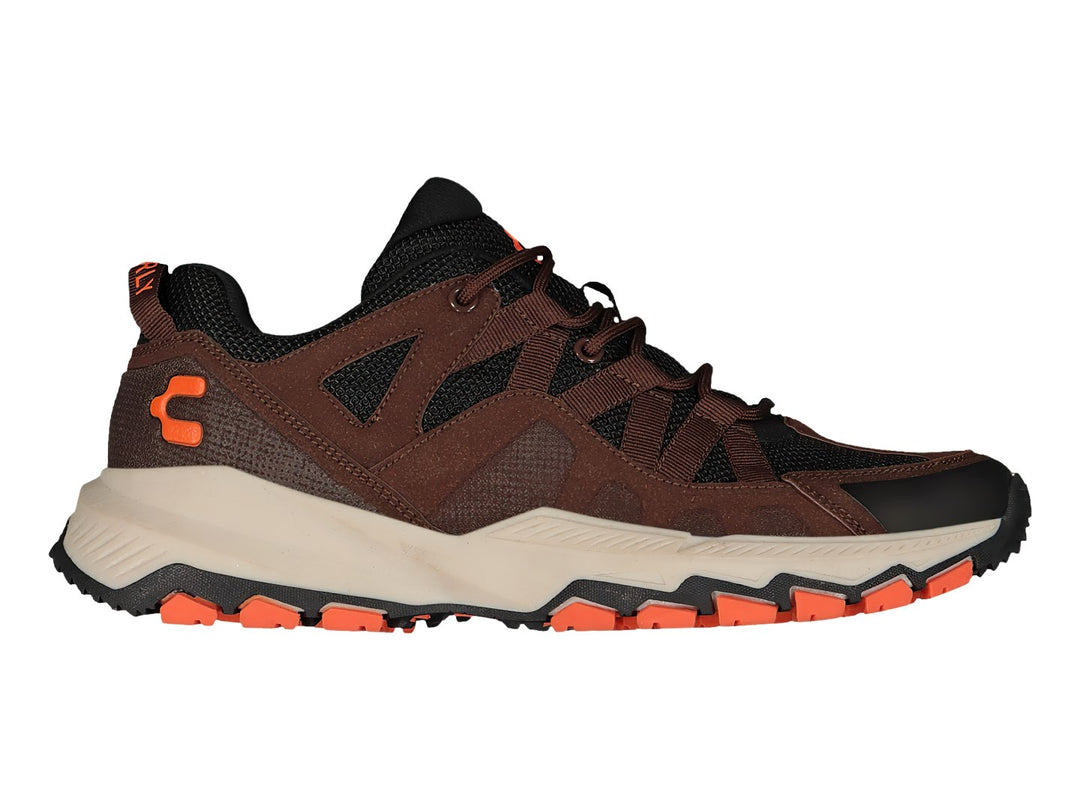 Tenis deportivos Charly en color café con detalles en negro y naranja, suela beige y diseño robusto.