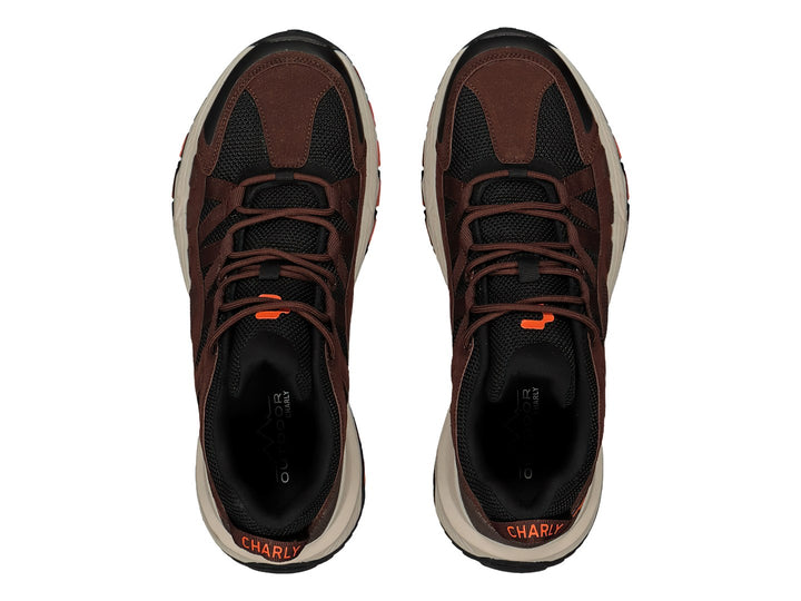 Tenis deportivos Charly en color café con detalles en negro y naranja, suela beige y diseño robusto.