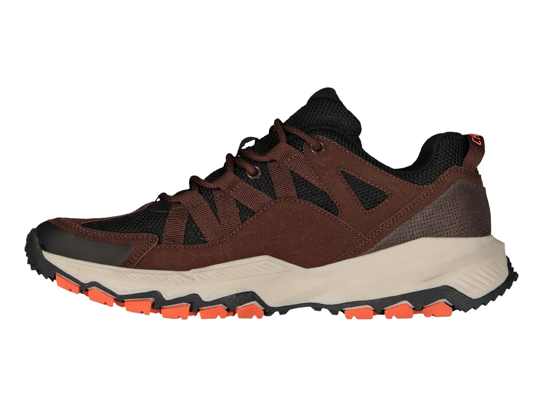 Tenis deportivos Charly en color café con detalles en negro y naranja, suela beige y diseño robusto.