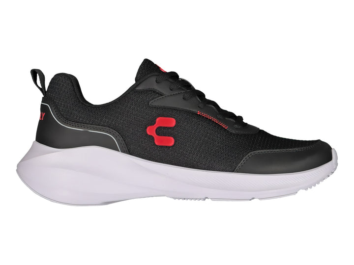Tenis deportivos Charly en color negro con suela blanca y detalles rojos, vista lateral.