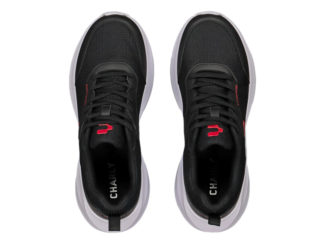 Tenis deportivos Charly en color negro con suela blanca y detalles rojos, vista lateral.